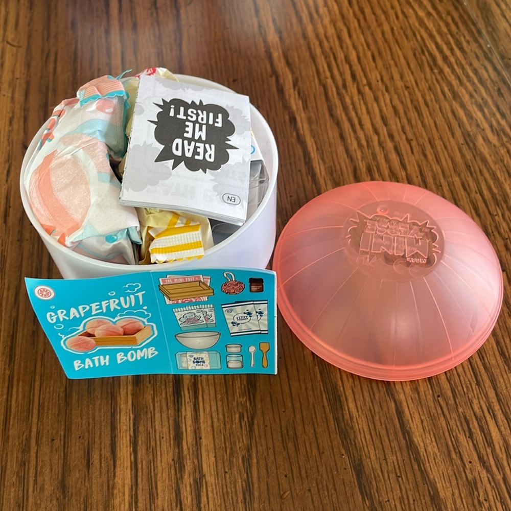 Miniverse Spa - Grapefruit Bath Bombs